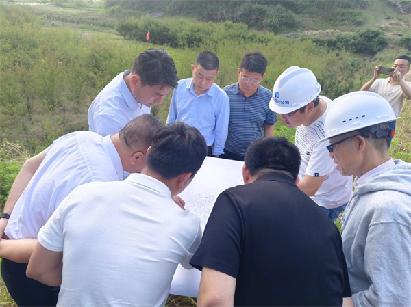 5月15日，張總會程縣長、國土、水利、桂林鎮(zhèn)、徽城鎮(zhèn)主要領導現(xiàn)場查看防洪項目征地重影事宜.jpg