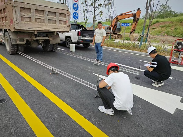 圖片“秋老虎”來襲，室外工程檢測(cè)不停歇.jpg