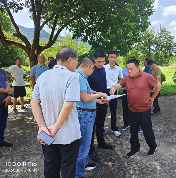 8月15日，洪董陪同王奇勇縣長一行到嘉城礦業(yè)調(diào)研.jpg