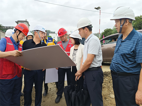 9月19日，江市長(zhǎng)調(diào)研歙縣段防洪治理項(xiàng)目。.jpg