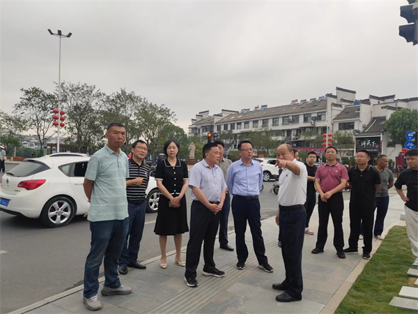 6月5日，洪董陪同汪凱書記一行調(diào)研古城公園提升改造項(xiàng)目.jpg