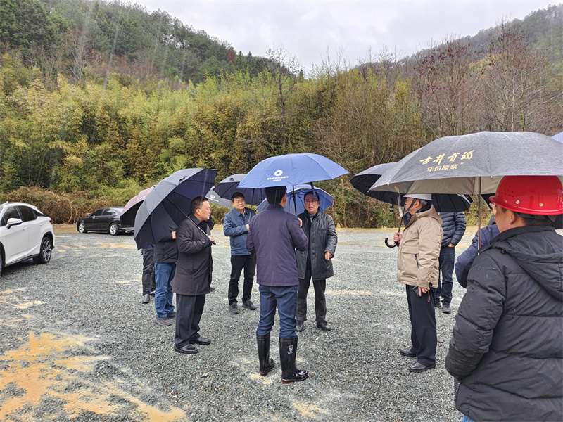 2月21日，汪凱書記一行調(diào)研防洪項(xiàng)目開工儀式現(xiàn)場，洪董、張總陪同調(diào)研.jpg